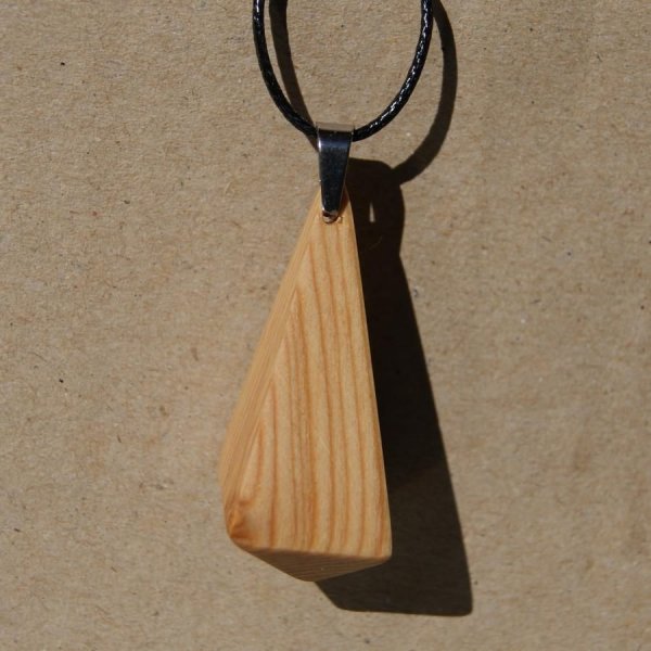 pendentif en bois de meleze, forme pyramidale,cir&eacute; bijou &eacute;thique, fait man