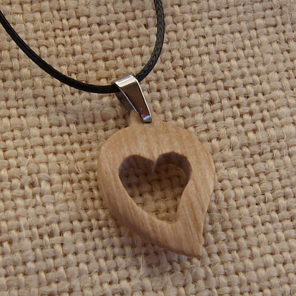 pendentif coeur en bois de fr&ecirc;ne, noce de bois, saint valentin,  bijoux bois et nature fabrication artisanale
