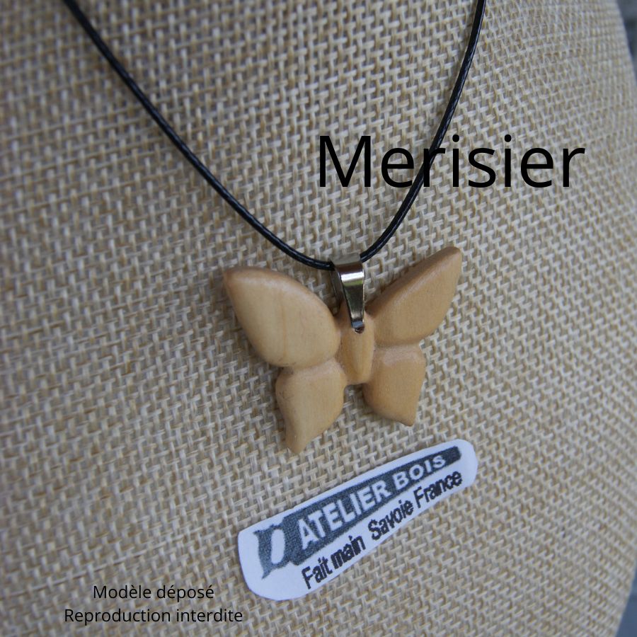 pendentif papillon en bois de merisier bijoux bois et nature, fait main, pendentif été 