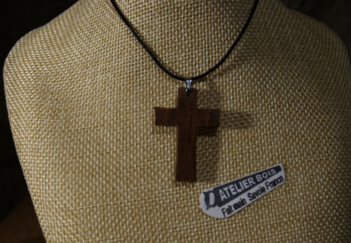 pendentif petite croix en bois de noyer massif  fait main