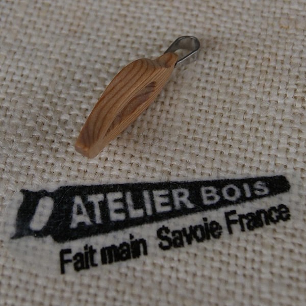 pendentif plume ou feuille evid&eacute;e galb&eacute;e en bois de meleze cir&eacute; bijou ethique nature fait main