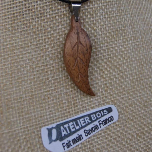 pendentif feuille bois de noyer cir&eacute; bijou ethique en bois massif, bijou nature fait main, avec nervures