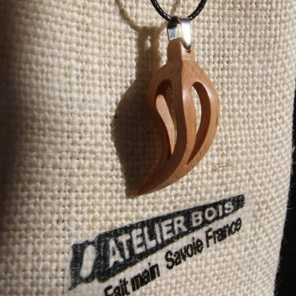 pendentif plume ou feuille evid&eacute;e en hetre cir&eacute; bijou ethique en bois, bijou nature fait main