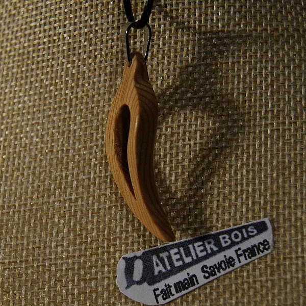 pendentif plume ou feuille evid&eacute;e galb&eacute;e en bois de meleze cir&eacute; bijou ethique nature fait main