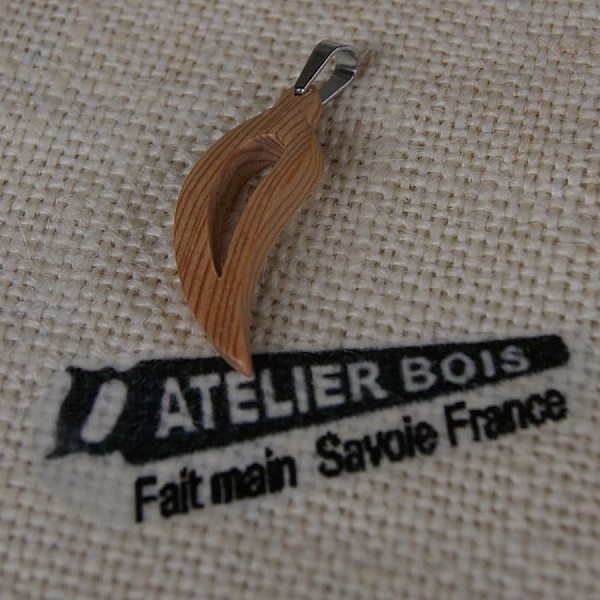pendentif plume ou feuille evid&eacute;e galb&eacute;e en bois de meleze cir&eacute; bijou ethique nature fait main