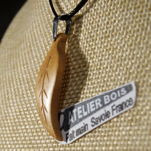 pendentif feuille bois de merisier cir&eacute; bijou ethique en bois massif, bijou nature fait main avec nervures