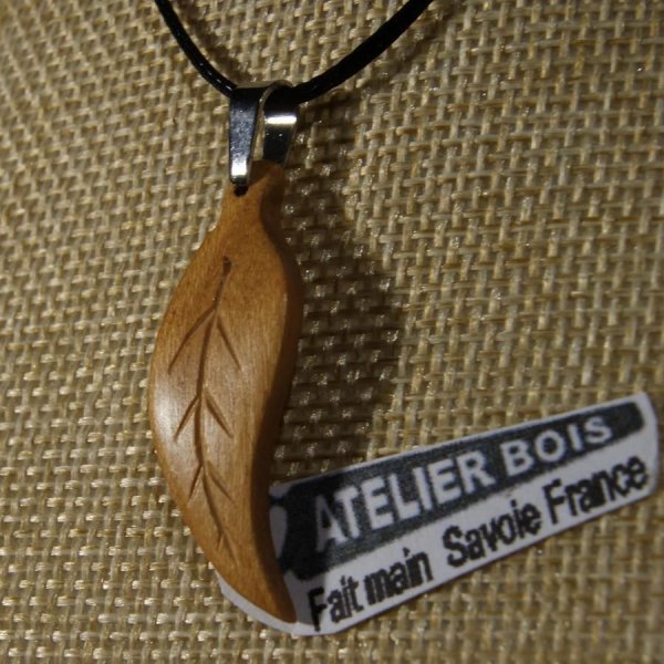 pendentif feuille bois de merisier cir&eacute; bijou ethique en bois massif, bijou nature fait main avec nervures