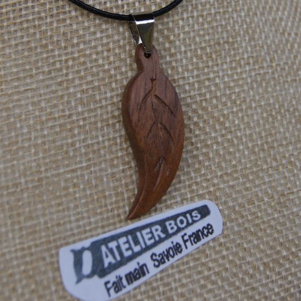 pendentif feuille bois de noyer cir&eacute; bijou ethique en bois massif, bijou nature fait main, avec nervures