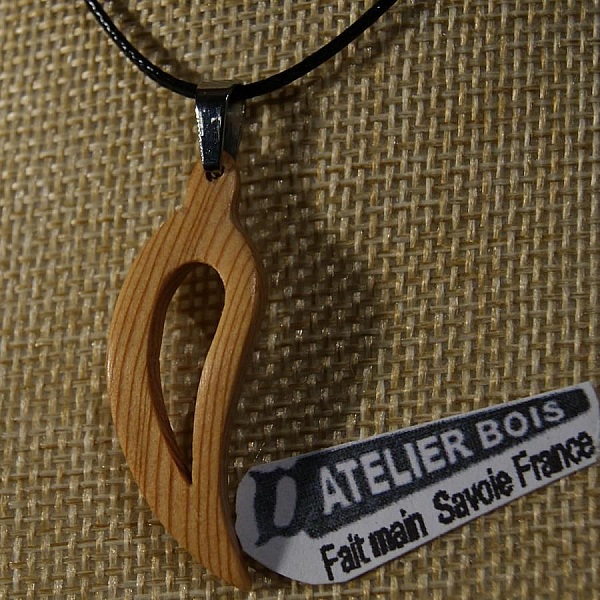 pendentif plume ou feuille evid&eacute;e galb&eacute;e en bois de meleze cir&eacute; bijou ethique nature fait main