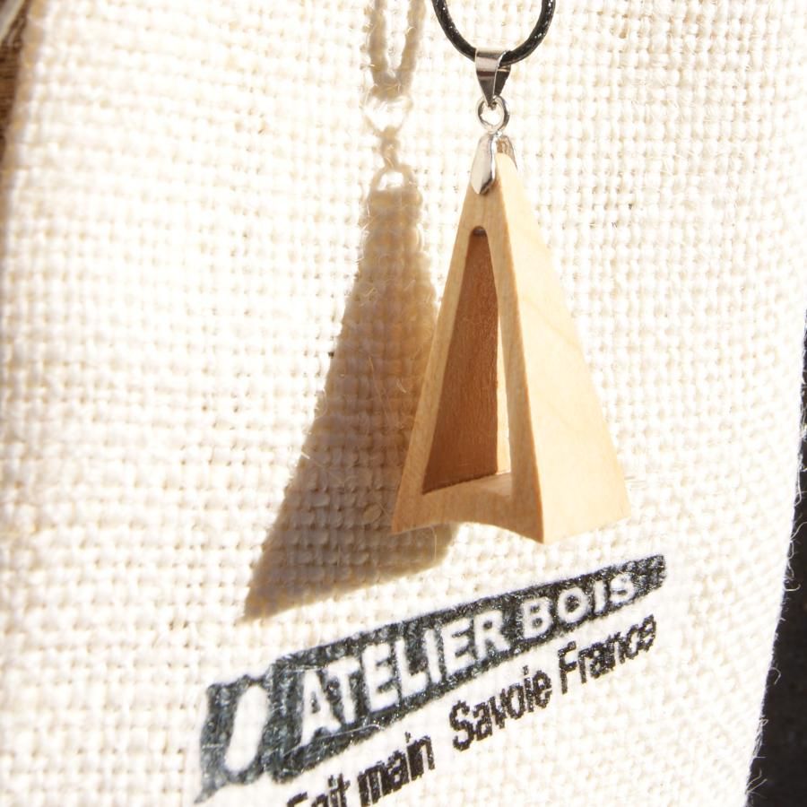 pendentif pyramide evidée en merisier ciré bijou ethique en bois, bijou nature fait main