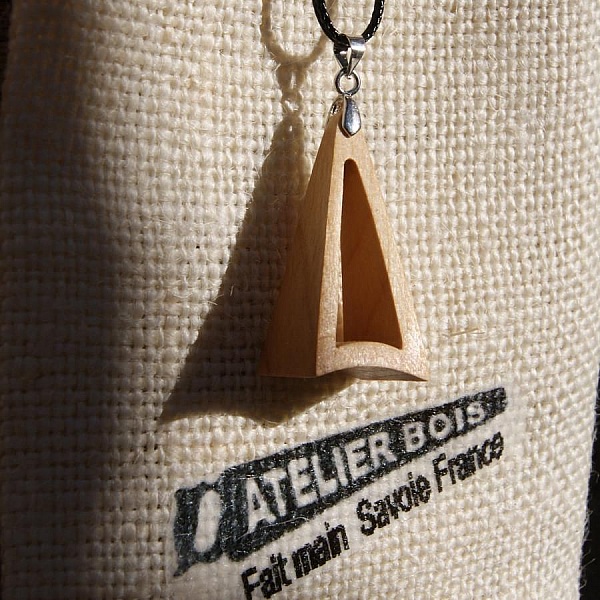 pendentif pyramide evid&eacute;e en merisier cir&eacute; bijou ethique en bois, bijou nature fait main