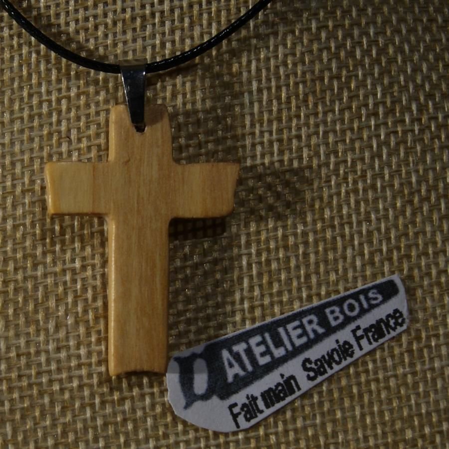 pendentif petite croix en bois massif d' if sur cordon réglable fait main