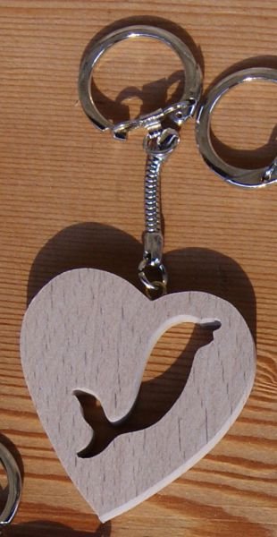 porte clef coeur et dauphin, fabrication artisanale en bois massif, hetre