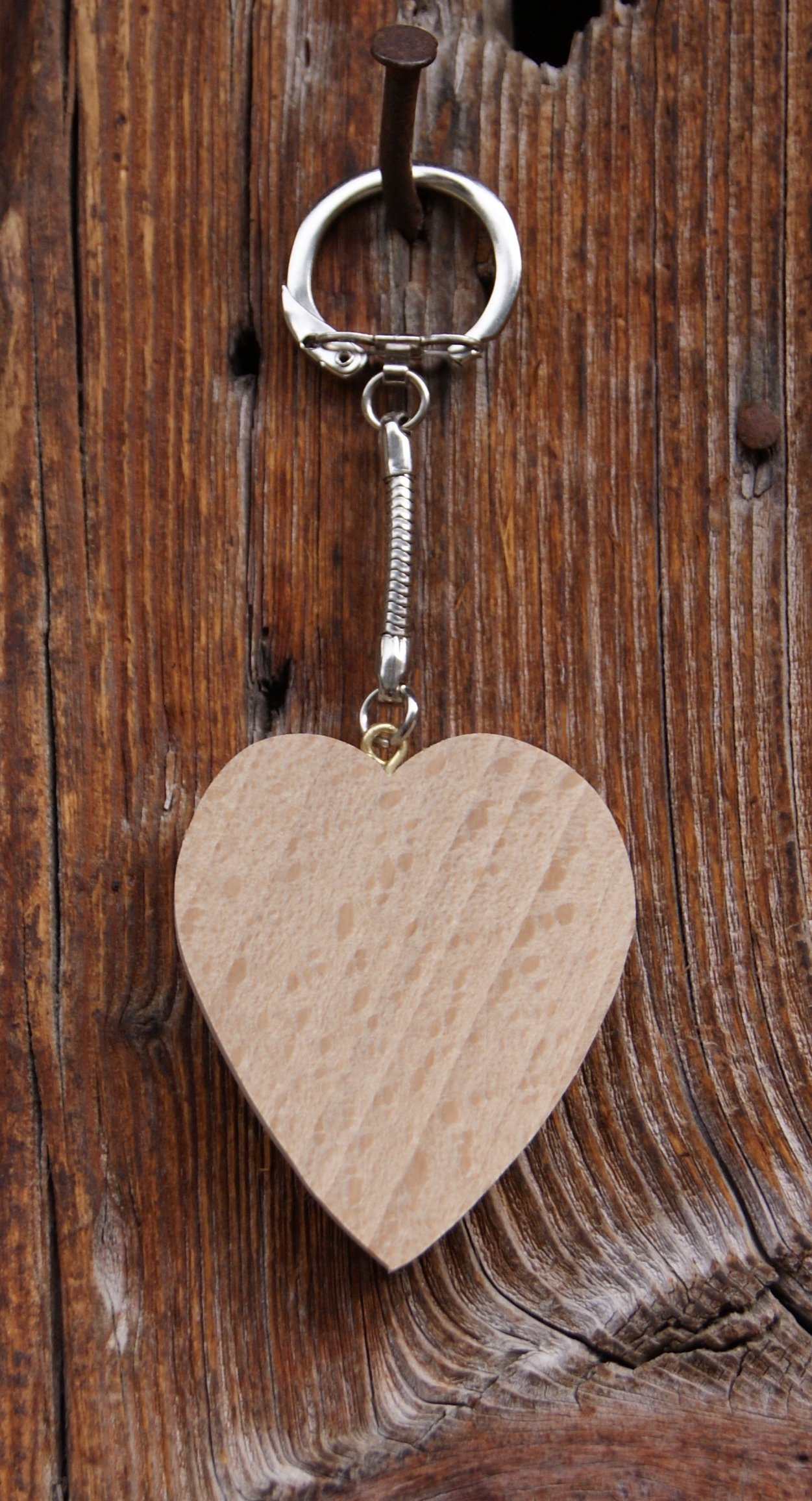 porte clef bois : porte clef coeur et motif maison découpée dans le coeur  en bois massif, fait main