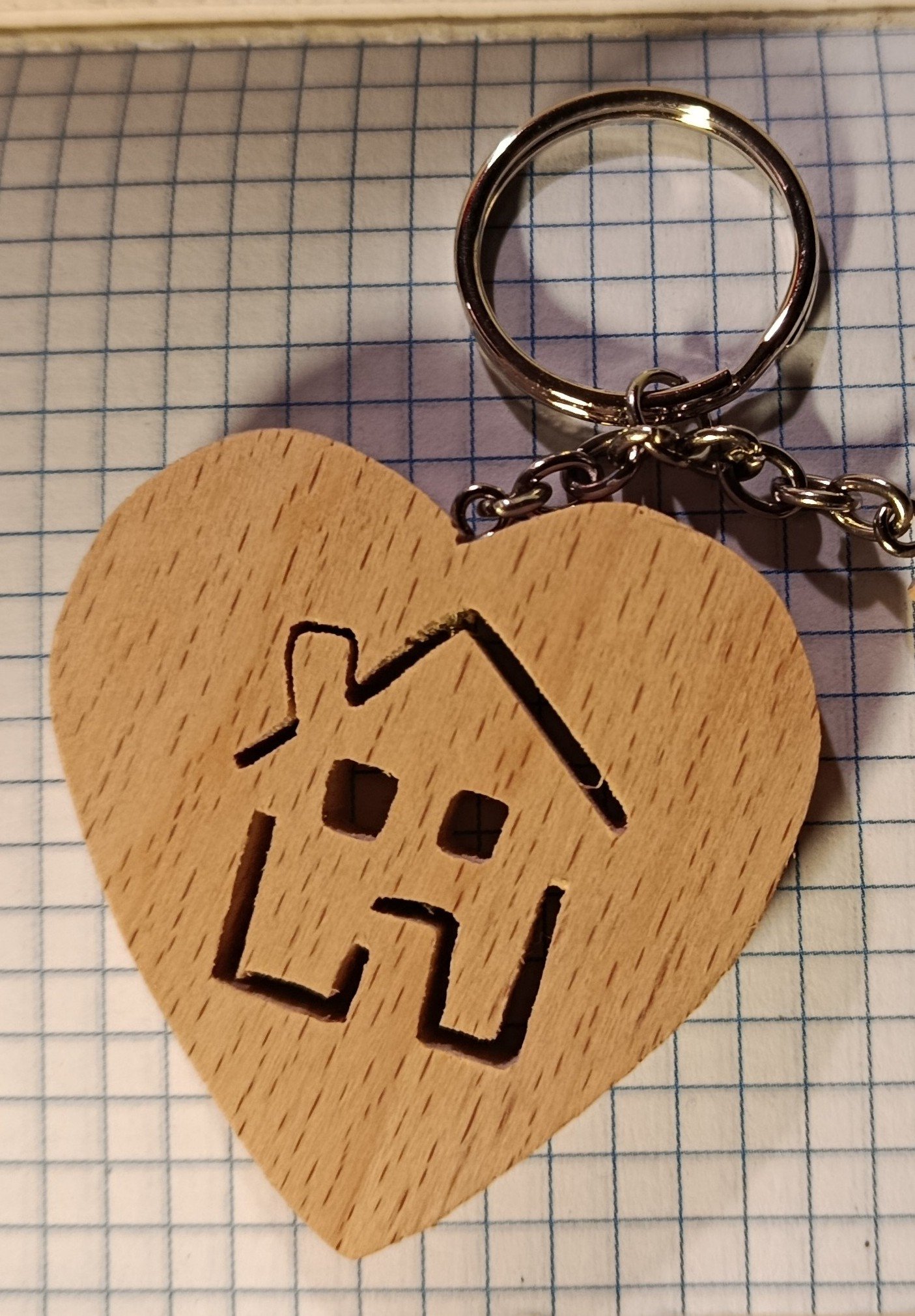 porte clef coeur et motif maison d&eacute;coup&eacute;e dans le coeur en bois massif, fait main