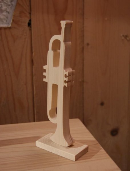 trompette en bois montée sur socle, décoration musique, cadeau musicien trompettiste, fait main