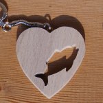 porte clef coeur et poisson cadeau original et utile pour un pecheur, bois massif fait main