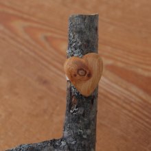 Bague cabochon en bois forme coeur Meleze a noeud largeur 20mm
